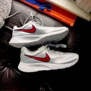 Nwt Nike sneakers silver and burgundy Sz 8.5 new